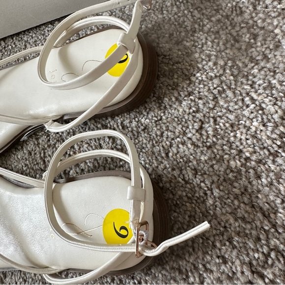 Joie Vida Ecru Cream Strappy Leather Sandals Women's Size 9 NWOT - Picture 3 of 7